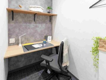 Wi-fi・デスク・椅子あります - BIZcomfort新潟 個室ワークスペース（1名用）の室内の写真