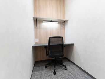 BIZcomfort新潟 個室ワークスペース（1名用）の室内の写真