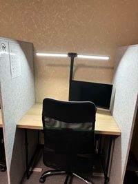 広々デスクにディスプレイ付き！ 電源/USB/Wi-Fi/デスクライト完備！ - 席C - ワークスペース凪