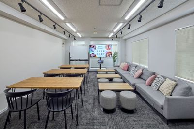 机や椅子はさまざまに並び替え可能です。ホワイトボードやモニター、プロジェクター（すべて無料）で会議にもご利用いただけます。 - レンタルスペース Limone(リモーネ）神田 Limone(リモーネ)神田･大手町 ビジネス専用の室内の写真