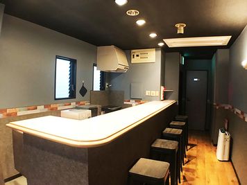 カウンター席 - Colormell（カラメル）五反田東口店 パーティ・撮影・スポーツ観戦・ボードゲーム・推し活・イベントの室内の写真