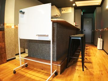 ホワイトボード - Colormell（カラメル）五反田東口店 パーティ・撮影・スポーツ観戦・ボードゲーム・推し活・イベントの設備の写真