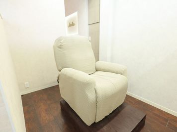 リクライニングチェアです - ステラリュクス～脱毛・まつげ・アイブロウ～ アイラッシュサロン内個室レンタルスペースの室内の写真