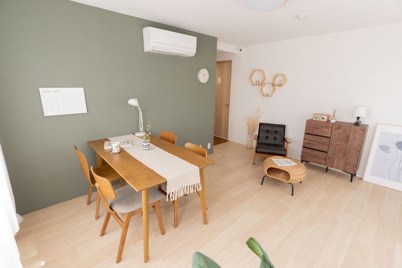 窓が大きく光がよく入るくつろぎスペース【スタジオK】 - studio ideal