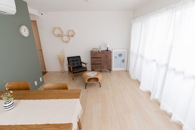 studio ideal 窓が大きく光がよく入るくつろぎスペース【スタジオK】の室内の写真