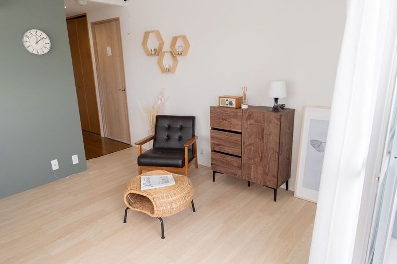 窓が大きく光がよく入るくつろぎスペース【スタジオK】 - studio ideal