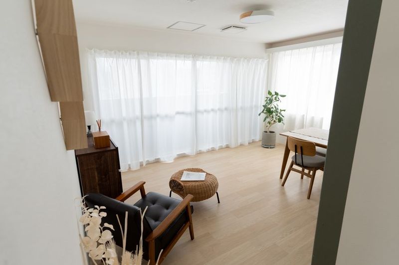 窓が大きく光がよく入るくつろぎスペース【スタジオK】 - studio ideal