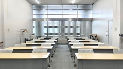 天井が高く広々とした空間 - ＜会議室・レンタルスペース／コワーキング＞　まなクル浜松 大研修室／～28名【まなクル浜松】の室内の写真