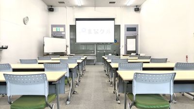 【浜松駅直結徒歩3分／アクトタワー内】大研修室28名／会議・研修の利用に最適！プロジェクター＋スクリーン完備！オンラインも対応 - ＜会議室・レンタルスペース／コワーキング＞　まなクル浜松