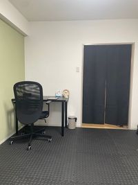 充電器はいろいろなタイプを完備
机と椅子使えます。 - YAMAGAGYMの室内の写真
