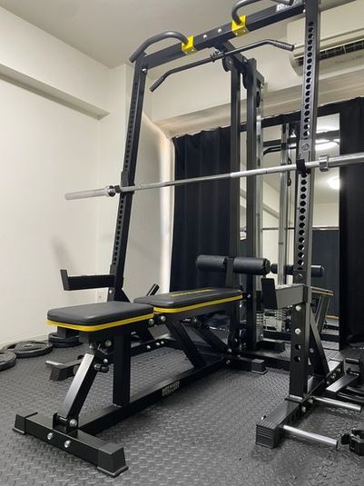 ラットプルダウン、ローロウ機能付きパワーラック - YAMAGAGYMの室内の写真