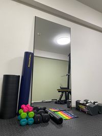 大型鏡2枚、ストレッチポール、ヨガマット、ダンベル40kg、ゴムバンド、スクワットパッドあり - YAMAGAGYMの室内の写真