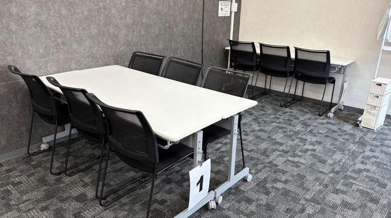 お部屋の一例＜6C＞卓番号1：手荷物が置ける荷物台付き！ - ボドシェア新宿店 【1卓料金】作業もMTGも！コワーキングスペース※最終入館20時の室内の写真