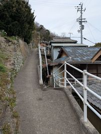 階段が多い住宅街の中にレンタルスペースがございます。(階段を下りきると釣りスポットの戸坂漁港) - サマーヤリゾート 戸田漁港 (海南市下津町)の外観の写真