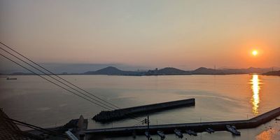 レンタルスペースから見た戸田漁港の日の出。真正面には和歌山マリーナシティが一望出来、花火開催日にはゆったり花火を鑑賞できます。 - サマーヤリゾート 戸田漁港 (海南市下津町)のその他の写真