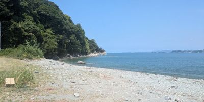 駐車場を左手に進むと海岸です。バーベキューや海水浴が楽しめます。 - サマーヤリゾート 戸田漁港 (海南市下津町)のその他の写真