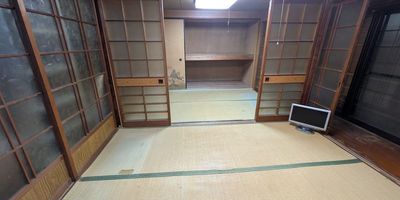和室A(3畳、玄関の隣)昭和の生活を感れる空間です。テレビは地上波(テレビ和歌山をはじめ概ね5局)が視聴可能です。 - サマーヤリゾート 戸田漁港 (海南市下津町)の室内の写真