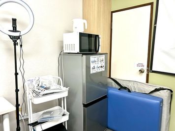 冷蔵庫・電子レンジ・電気ケトル・施術ベッド２・リングライト - 上野御徒町ウィルシャー・プレイス 上野御徒町ウィルシャー・プレイス🍀✨佐藤ビル1階左扉✨の設備の写真