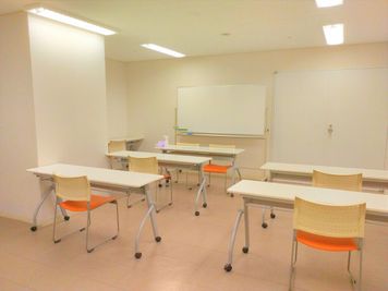 阪急宝塚線 池田駅 徒歩１分！会議室・打ち合わせ・勉強会・自習などに❣★個室★折り畳み机でレイアト自由！ - イオンカルチャクラブ池田駅前店