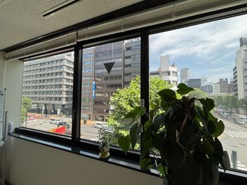 窓からの景色は、街路樹と茅場町交差点が一望できます。8月のイメージ - 茅場町駅前　貸し会議室 貸し会議室の室内の写真