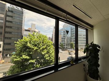 窓からの景色は、街路樹と茅場町交差点が一望できます。8月のイメージ - 茅場町駅前　貸し会議室 貸し会議室の室内の写真