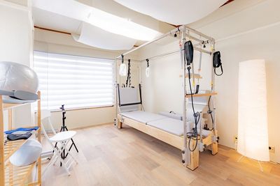 マンツーマンレッスンにも充分な個室スペース。 - Pilates studio ata NIPPORI 【2回目以降ご利用】マシンピラティス個室スタジオata日暮里店の室内の写真