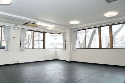 高さ２m幅4.5mの大型鏡です。床はクッションマットです。 - スタジオ白猫屋　調布店 調布ダンススタジオの室内の写真