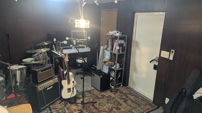 入口、アルミ棚（WiFi）、デスク、アンプ - studio karan 音楽スタジオの室内の写真
