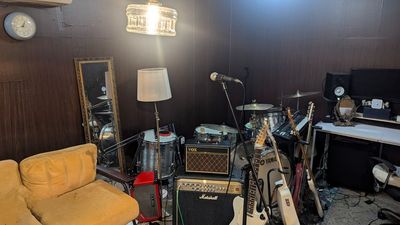姿見、ランプ、デスク、アンプ、ドラム - studio karan 音楽スタジオの室内の写真