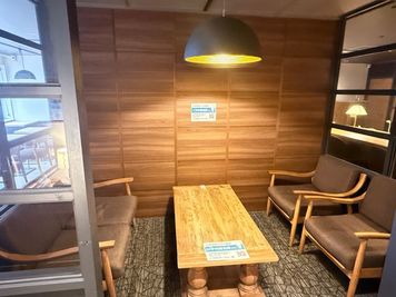 電源完備となっております。 - BasisPoint 五反田店 品川区五反田4名向けソファ席の室内の写真
