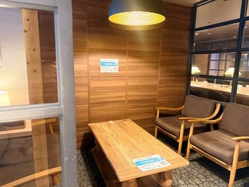 開放感があります。 - BasisPoint 五反田店 品川区五反田4名向けソファ席の室内の写真