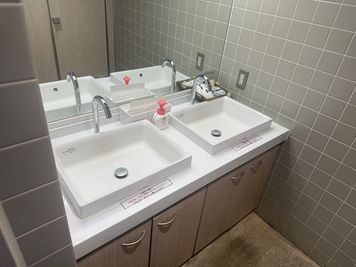 女子トイレの鏡は大きく見やすいため身だしなみを整えることができます。 - BasisPoint 五反田店 品川区五反田4名向けソファ席の設備の写真