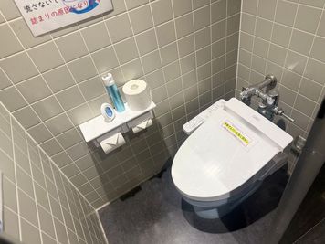 男子トイレも洋式トイレがございます。 - BasisPoint 五反田店 品川区五反田オープンスペースの設備の写真