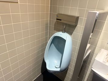 同じフロアに男子トイレがございます。 - BasisPoint 五反田店 品川区五反田オープンスペースの設備の写真