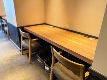 各席、電源完備です。 - BasisPoint 五反田店 品川区五反田オープンスペースの室内の写真