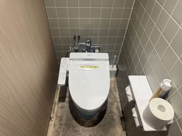 同じフロアに女子トイレがございます。 - BasisPoint 五反田店 品川区五反田オープンスペースの設備の写真