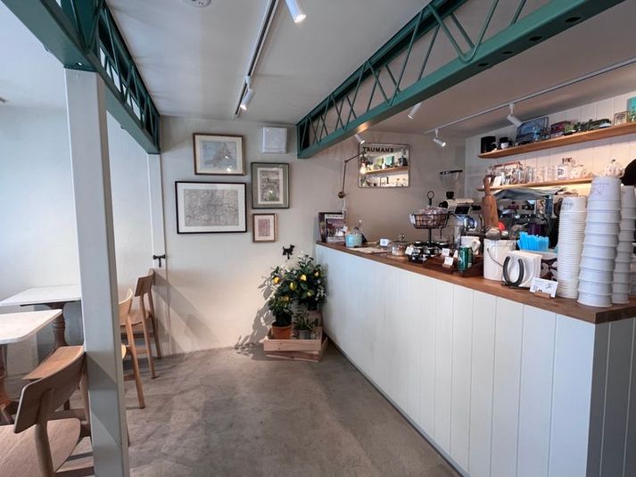 カフェを併設するヴィンテージショップ - BridgeHouse