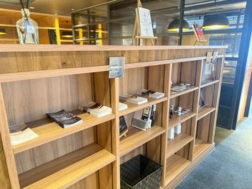 本棚エリア - BasisPoint 五反田店 品川区五反田オープンスペースの室内の写真