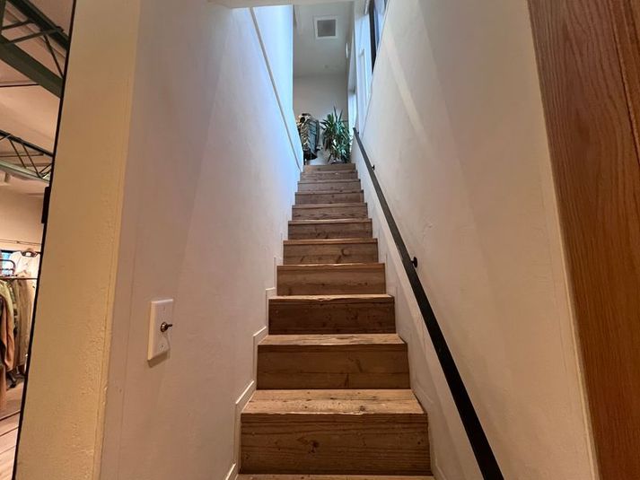 カフェを併設するヴィンテージショップ - BridgeHouse