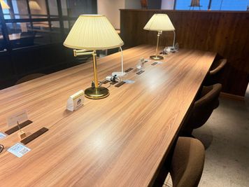 お好きな席をご利用できます。 - BasisPoint 五反田店 品川区五反田オープンスペースの室内の写真