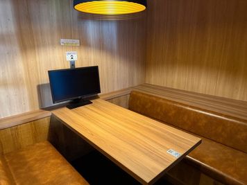 1〜4名で使える半個室の有料のお部屋もございます。 - BasisPoint 五反田店 品川区五反田オープンスペースの室内の写真