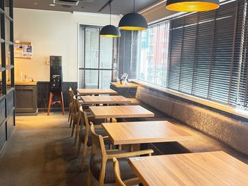 ブラインドをお下げすることができます。 - BasisPoint 五反田店 品川区五反田オープンスペースの室内の写真