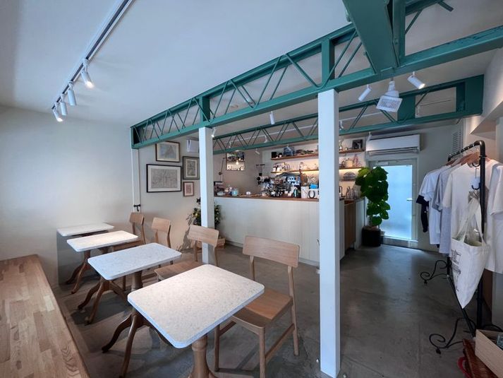 カフェを併設するヴィンテージショップ - BridgeHouse