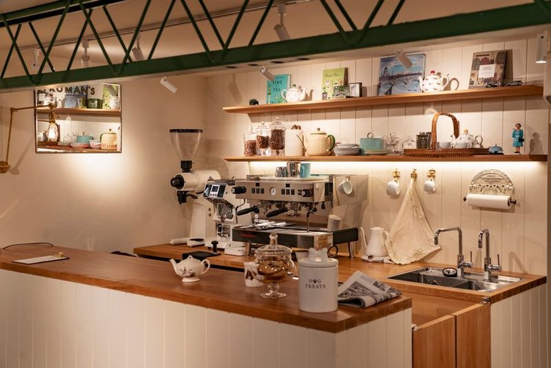 カフェを併設するヴィンテージショップ - BridgeHouse