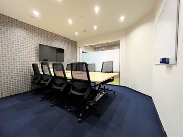 BIZcomfort神戸三宮 8名用貸会議室の室内の写真
