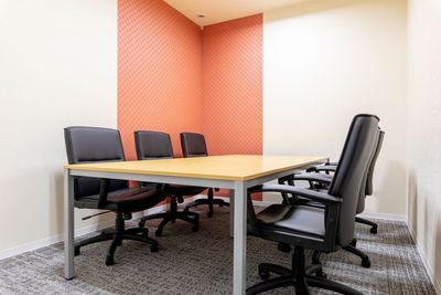 【四条駅/烏丸駅徒歩4分】6名用会議室✨#完全個室#高速インターネット#Wi-Fi完備#ホワイトボード#テレワーク#WEB会議 - BIZcomfort京都四条烏丸