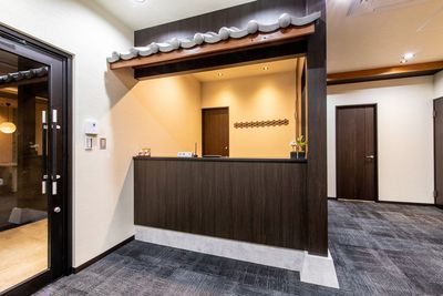 BIZcomfort京都四条烏丸 6名用貸会議室の入口の写真