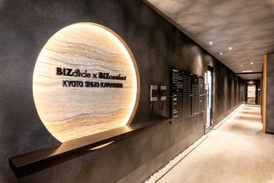 BIZcomfort京都四条烏丸 6名用貸会議室の入口の写真