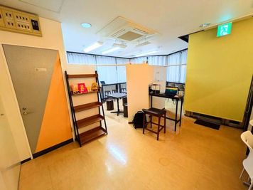 イベントや立食パーティーにも使える - アルコワーキングの室内の写真