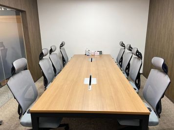 BIZcomfort大阪江戸堀 8名用貸会議室の室内の写真